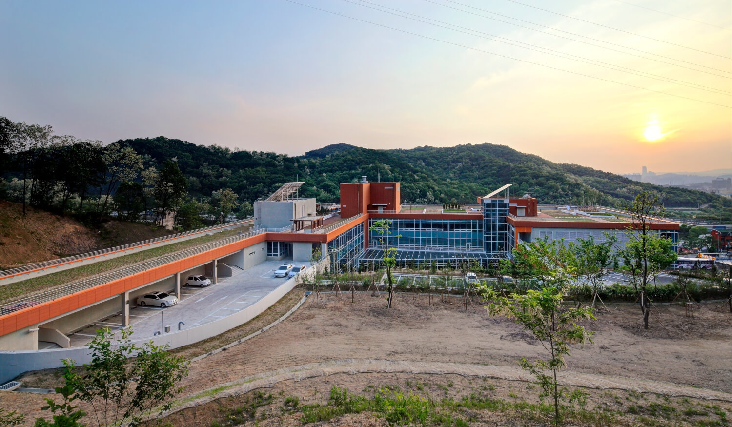 Blick auf die Ostseite der Keramikfassade des Chun'an Hospitals in warmen Terrakotta-Tönen