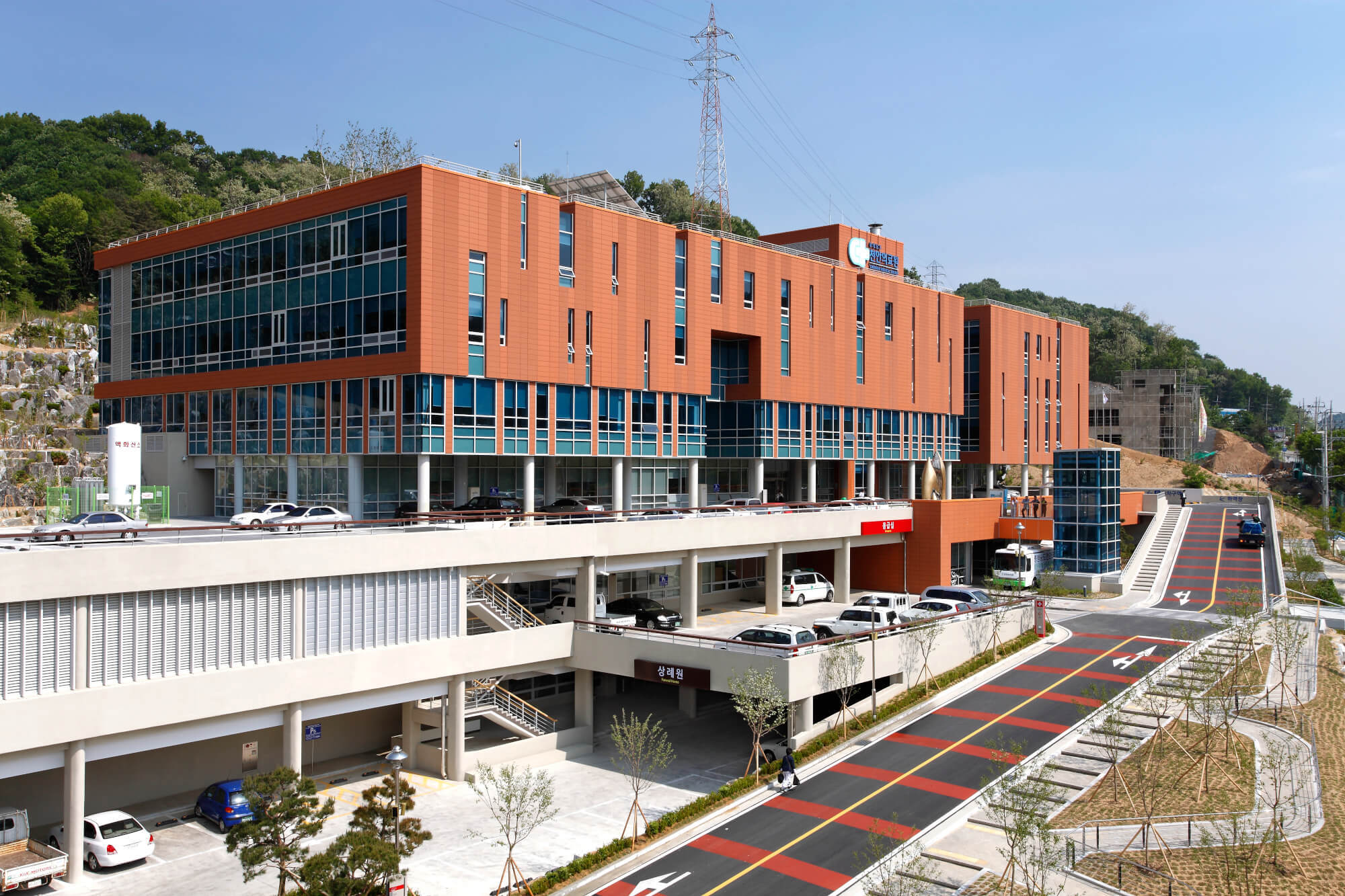 Tonality-Referenz: Keramikfassade des Chun'an Hospitals - Hauptansicht