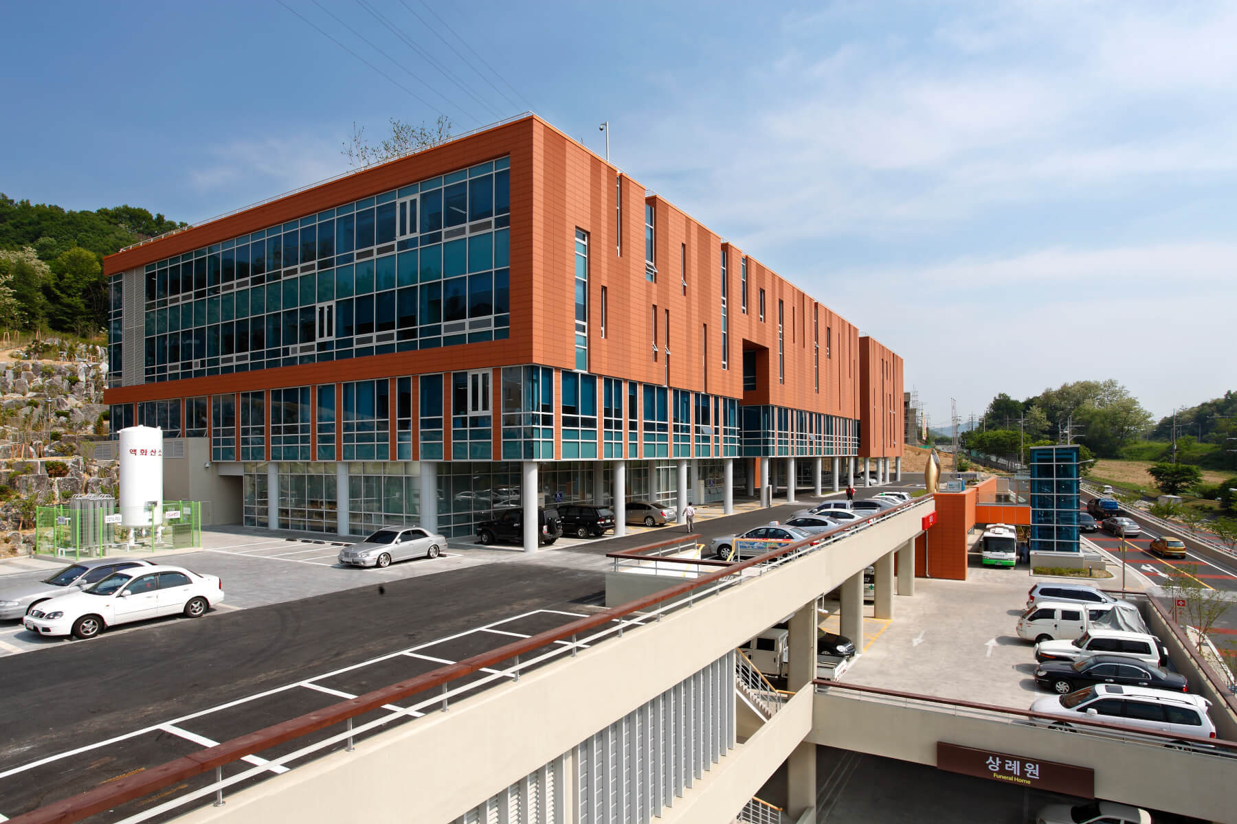 Tonality Referenz: Westansicht des Chunan Hospitals mit keramischer Fassade