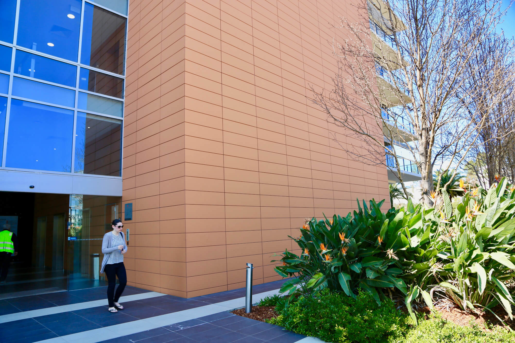 Terracotta-Fassadenreferenz in Bella Vista-Eingangsbereich: vielseitiges Design und robuste Haltbarkeit mit Tonality-Produkten