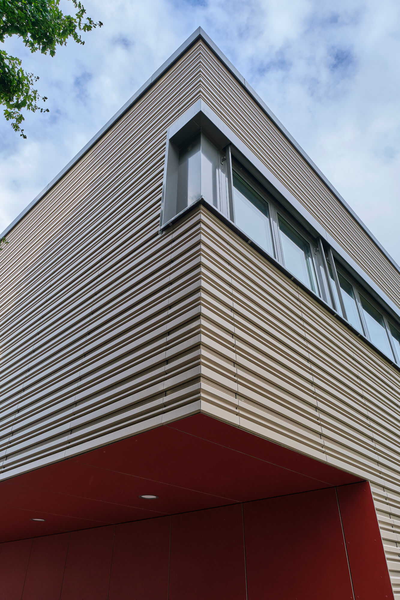 Tonality Referenz: Gesamtschule Krefeld mit Keramikfassade - Blick auf die Eingangsempore