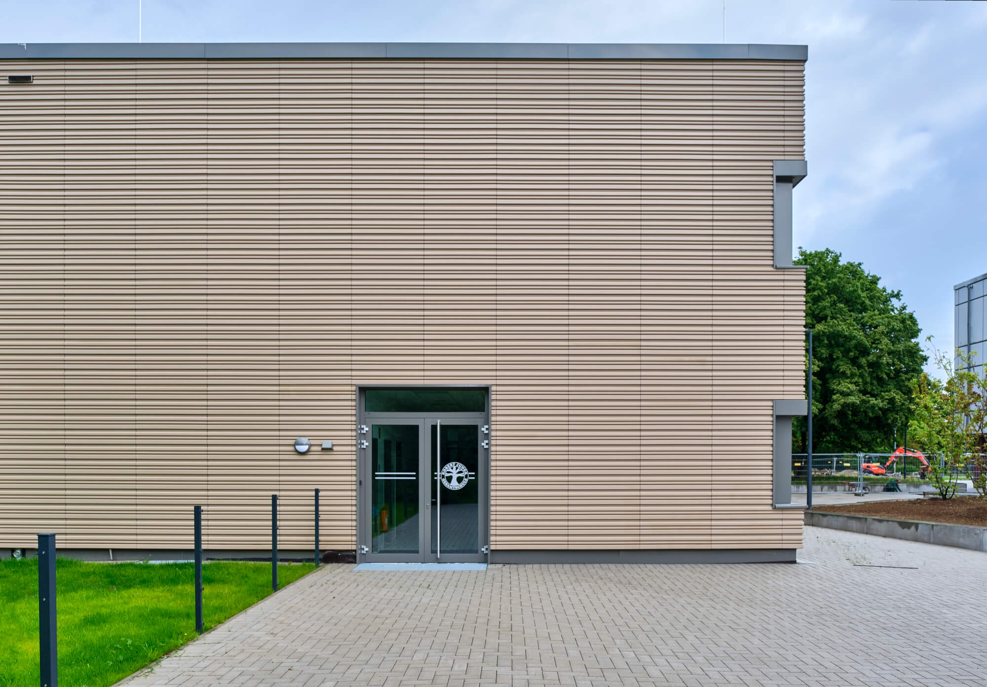 Tonality Referenz Gesamtschule Krefeld - Keramikfassade Frontansicht