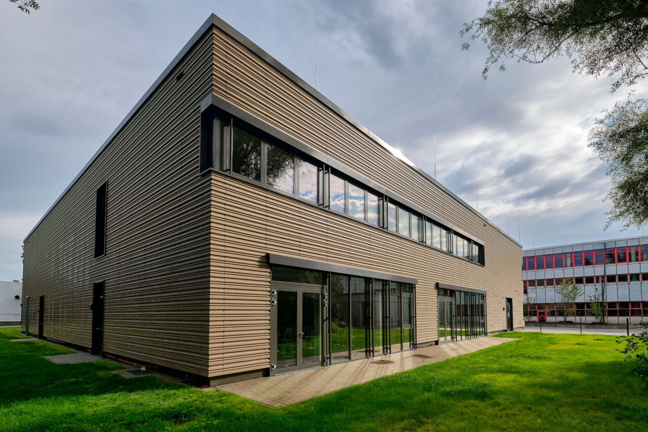 "Tonality Referenz Gesamtschule Krefeld - Keramikfassade Gebäude