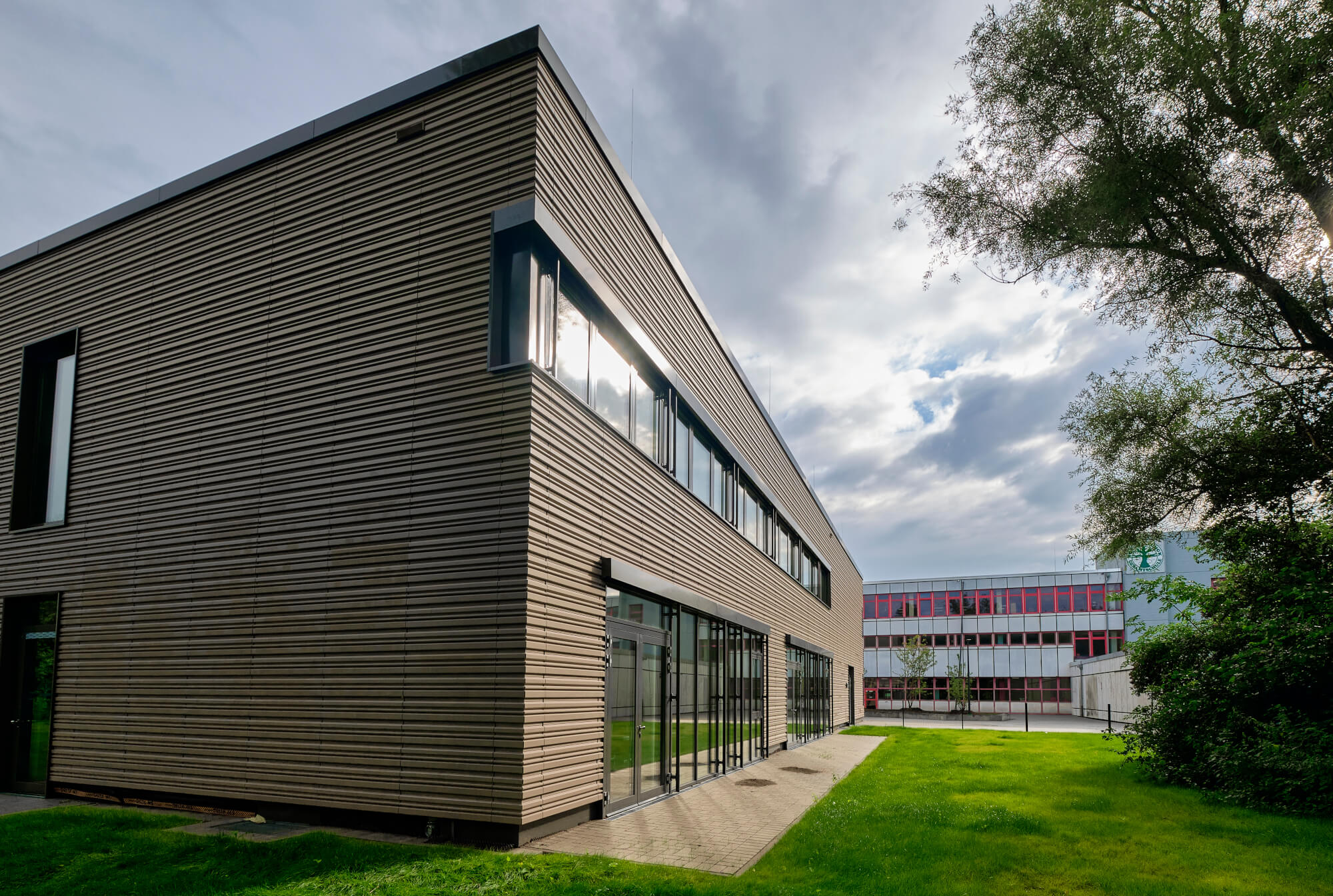 Tonality-Referenz: Keramikfassade der Gesamtschule Krefeld - Hofansicht