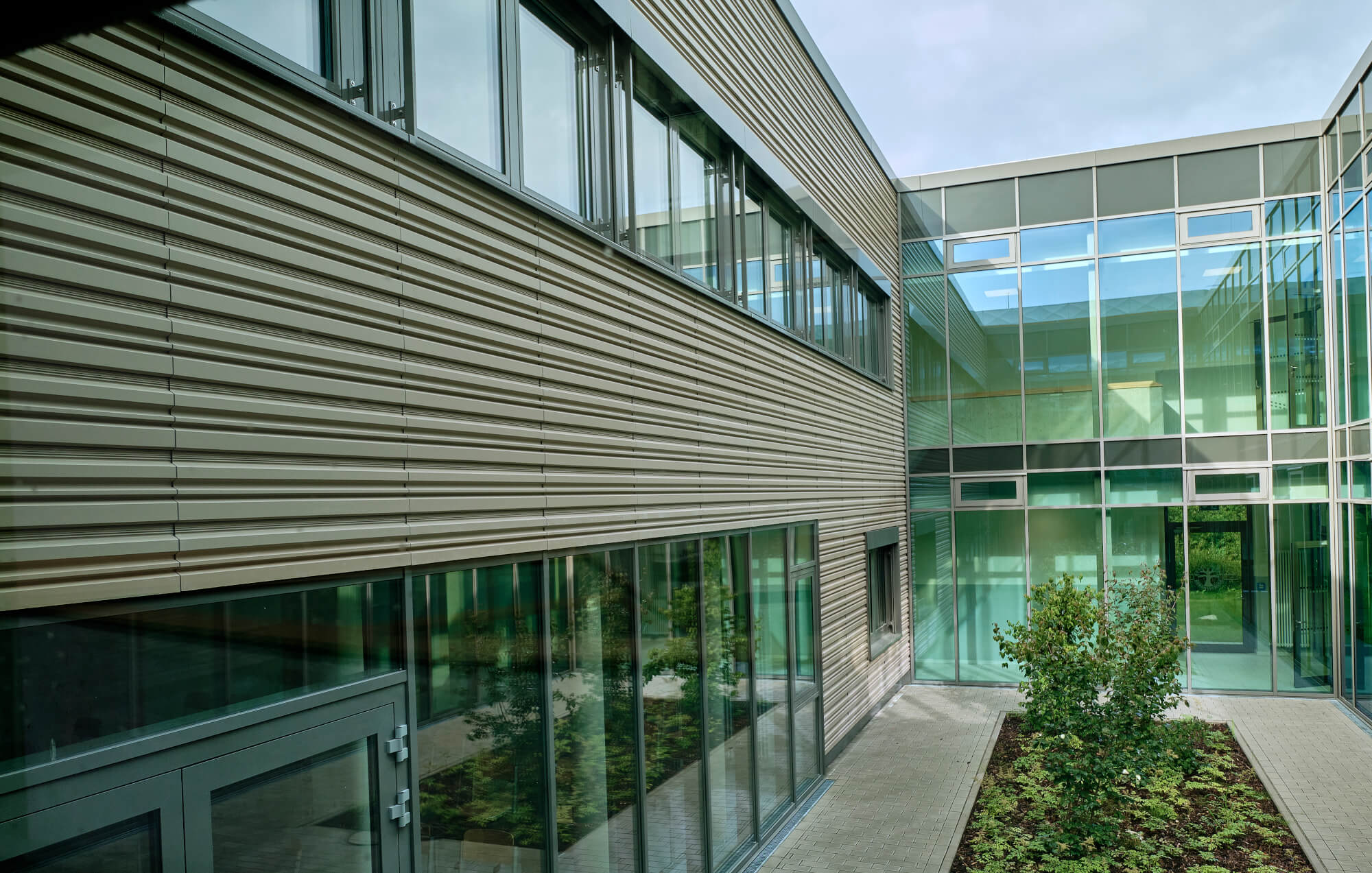 Tonality Referenz Gesamtschule Krefeld - Großaufnahme des Innenhofs mit Keramikfassade