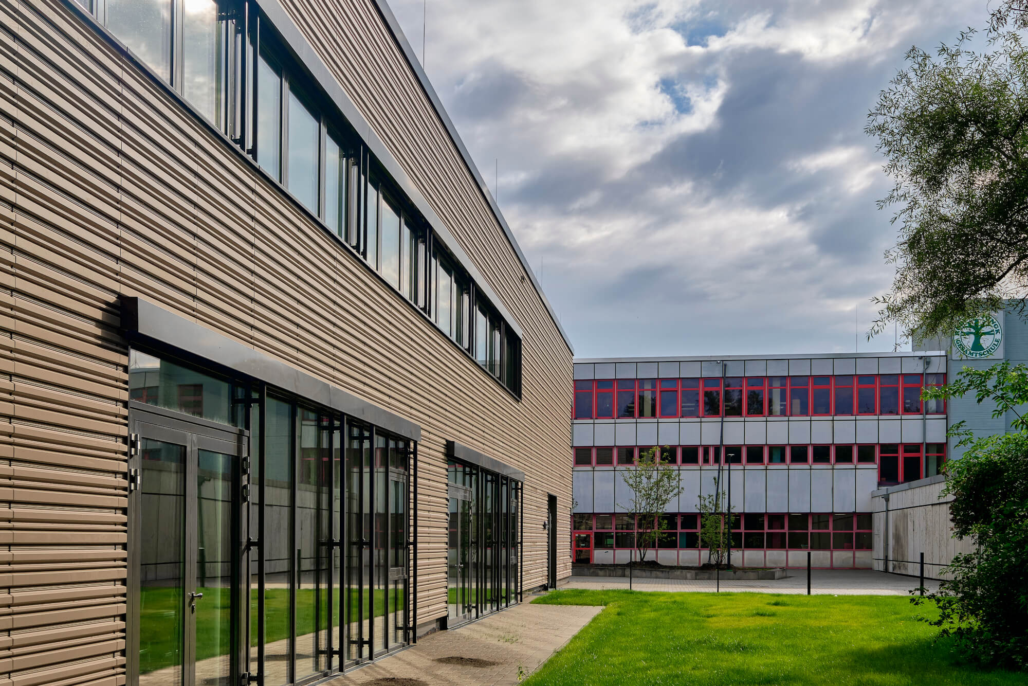 Tonality Referenz Gesamtschule Krefeld: Keramikfassade im Treppenhaus des Innenhofs