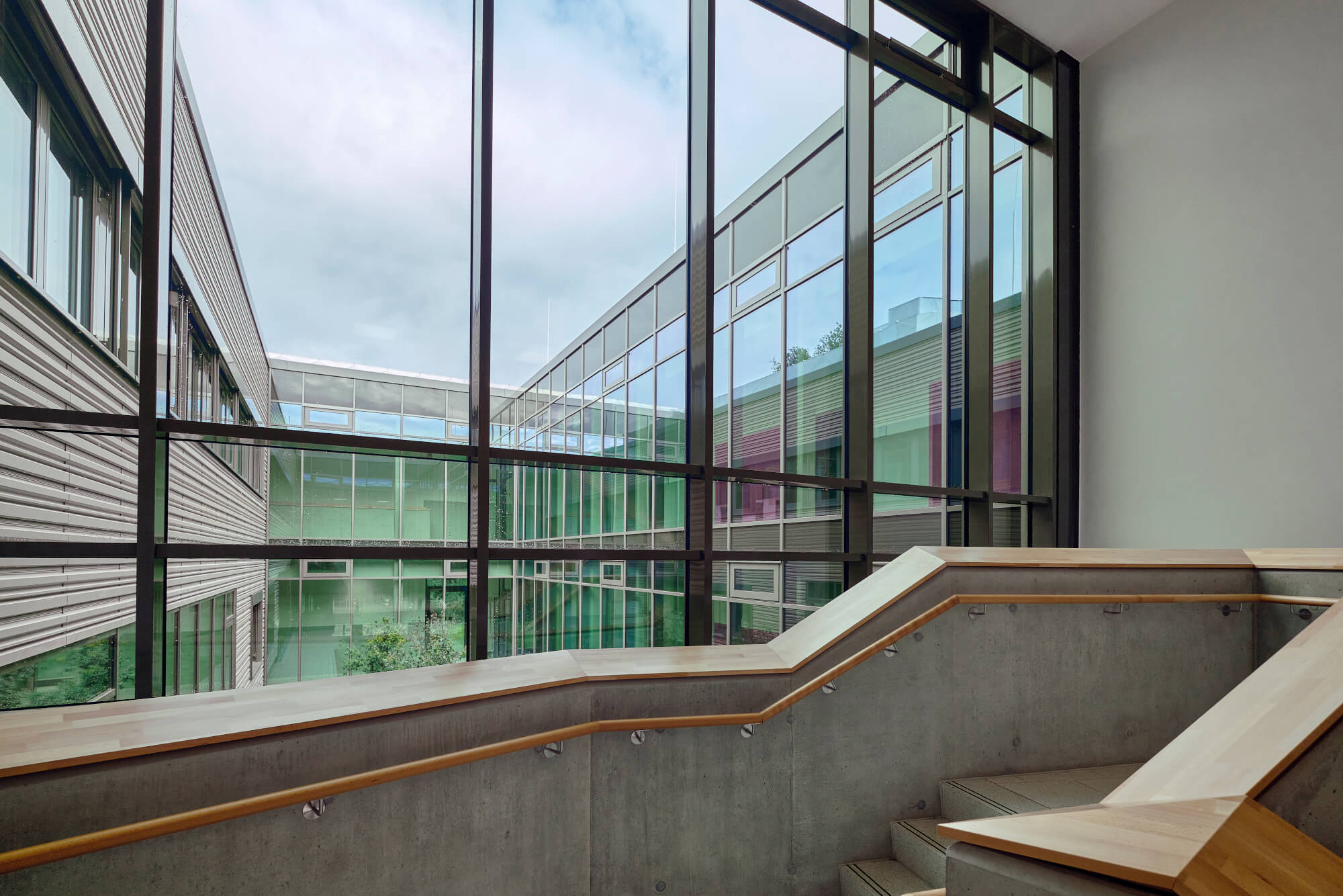 Tonality Referenz Gesamtschule Krefeld: Keramikfassade im Treppenhaus des Innenhofs