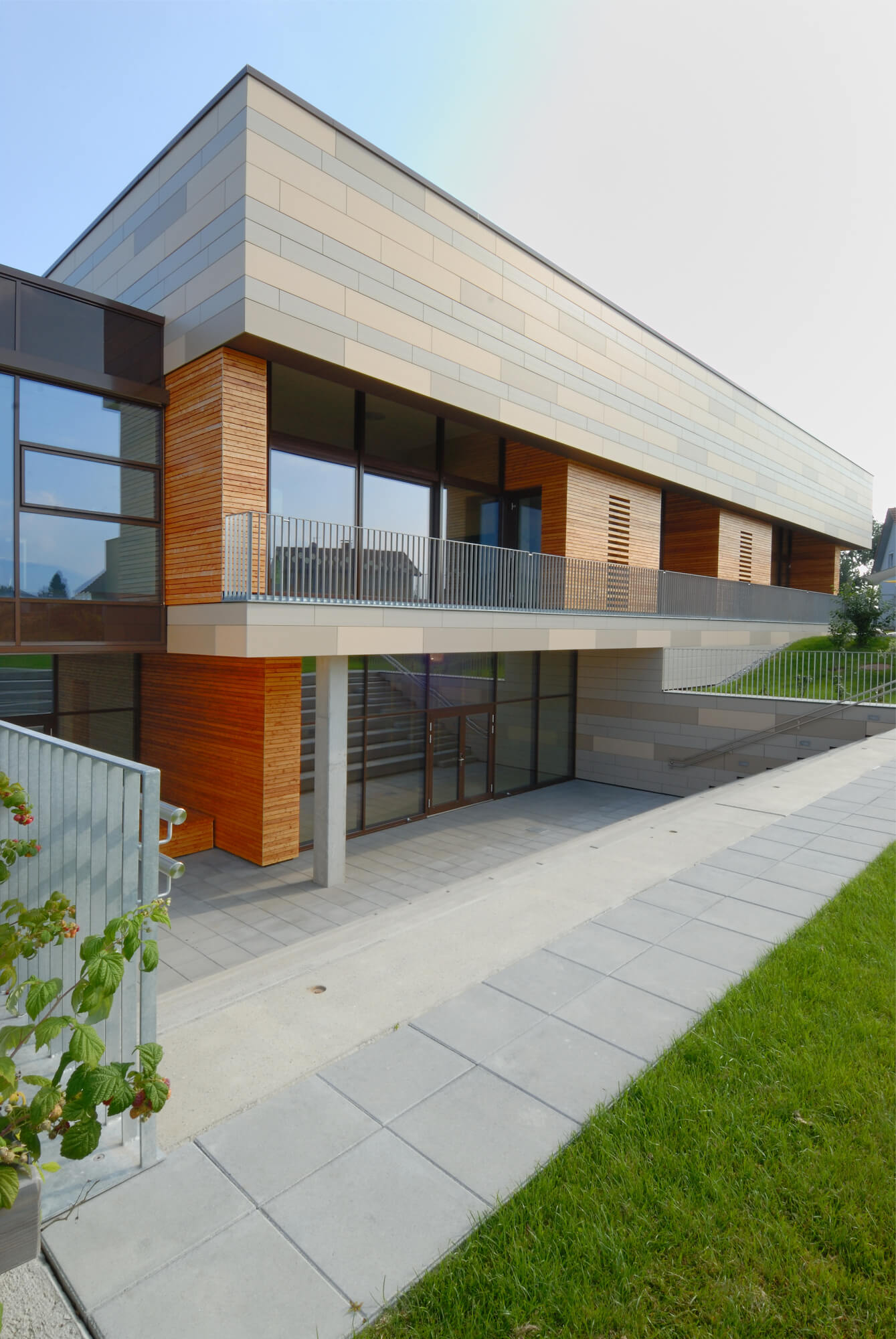 Tonality Referenz: Kinderhaus Pertinsel - Keramikfassade in warmen Naturtönen