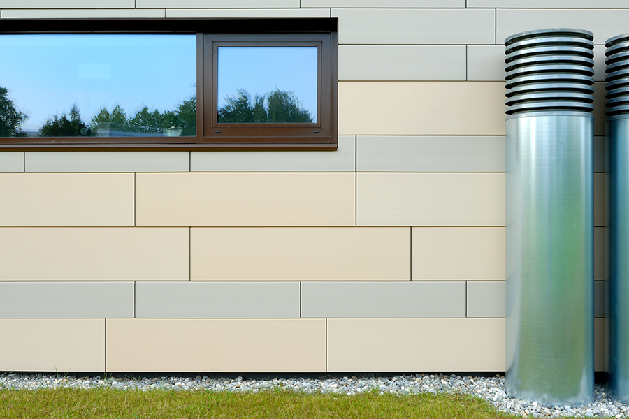 Tonality Referenz Kinderhaus Pertinsel - Nahaufnahme: Detailansicht der strukturierten Fassade aus Tonality Keramikplatten in warmen Naturtönen.