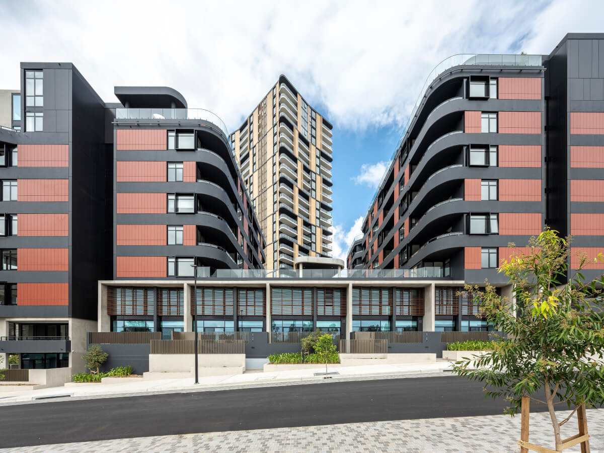 Tonality Keramikfassade in Terrakotta am Sanctuary-Gebäude in Australien, Seitenansicht des modernen Wohnkomplexes mit geschwungenen Balkonen und großen Fenstern