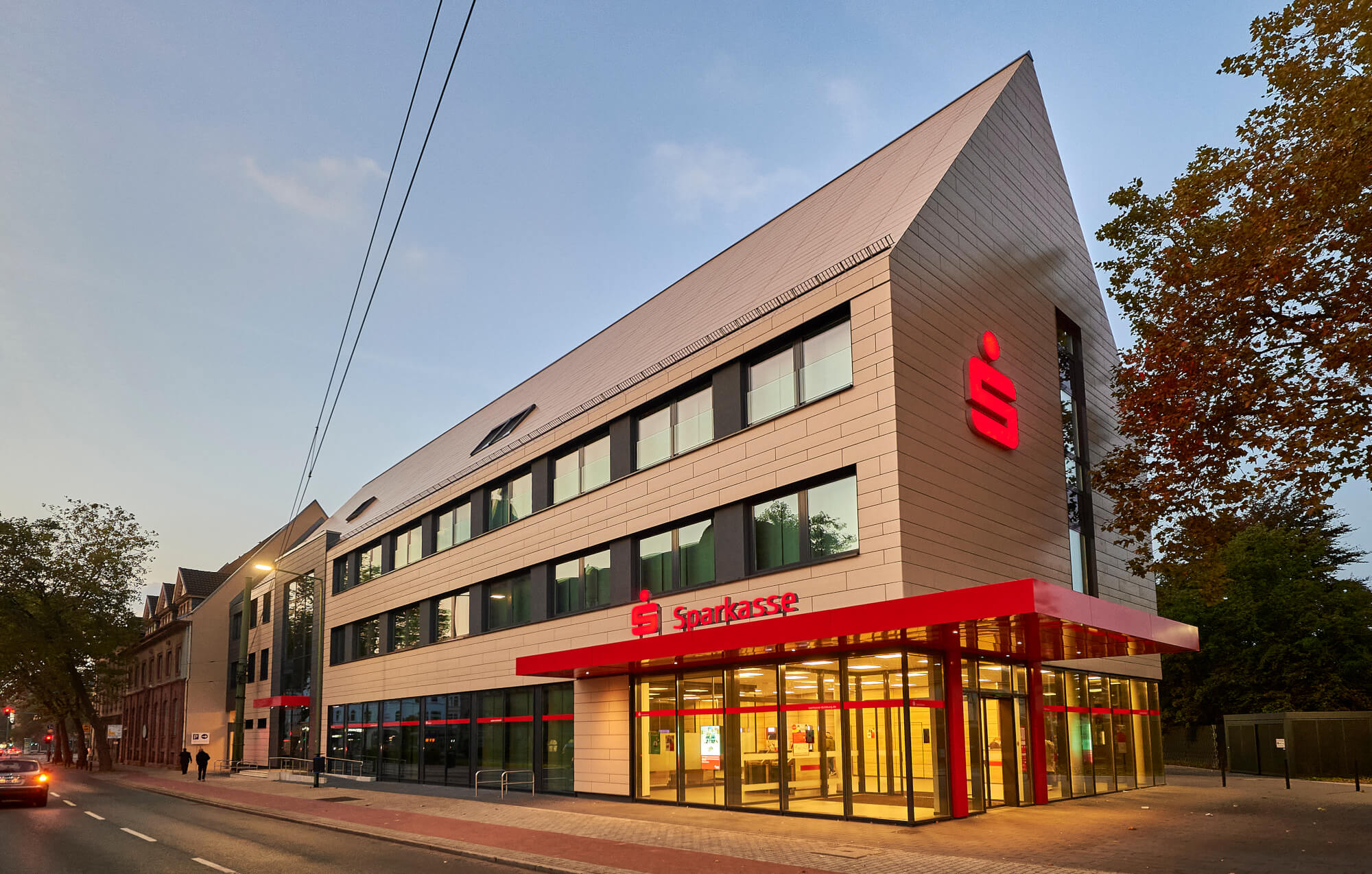 Tonality Reference Sparkasse Duisburg building front view showcasing the beautiful ceramic facade