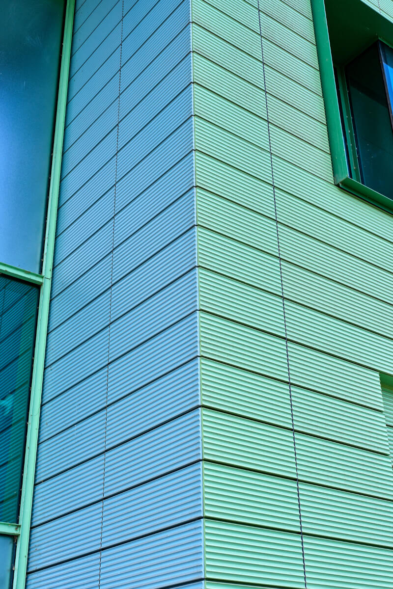 Close-up view of the edge of the terracotta tile facade at the Cadix Clinic in Antwerpen, featuring Tonality's high-quality terracotta tiles