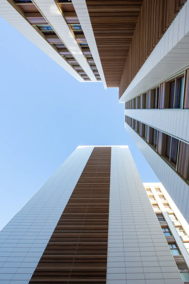 Vertikale Ansicht des Jacar Monasterio Urdax in Spanien mit Tonality Keramikfassade und Holzverkleidung, die die hochwertige Verarbeitung und das ästhetische Design zeigt.