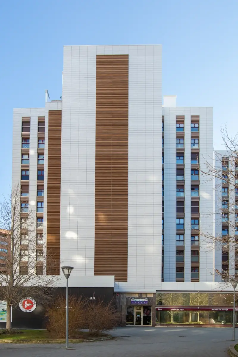 Frontansicht des Jacar Monasterio Urdax in Spanien mit Tonality Keramikfassade und Holzverkleidung, die die hochwertige Verarbeitung und das ästhetische Design zeigt.