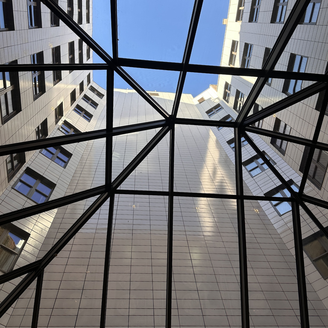 The TwentyTwo Hotel in der 16 E 16 Street New York mit der Keramikfassade von Tonality mit Blick durch Dachfenster.