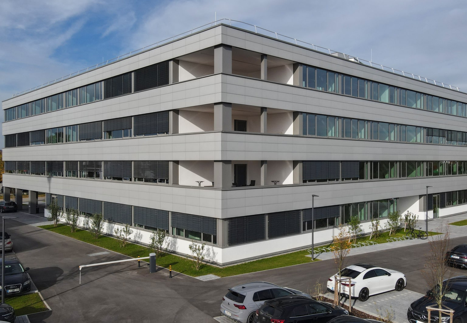 Businesspark in Landshut  Außenansicht mit Parkplatz.