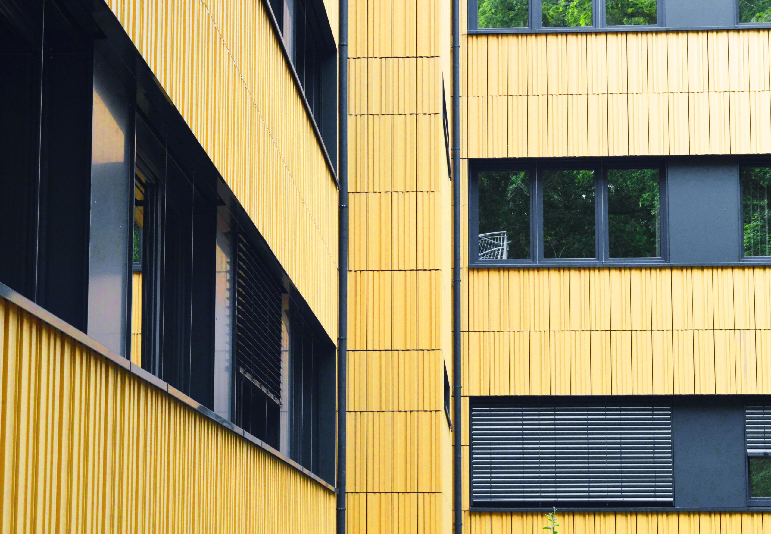 Verwaltungsgebäude der Stadtwerke Hof mit einer Fassadenlösung von Tonality.